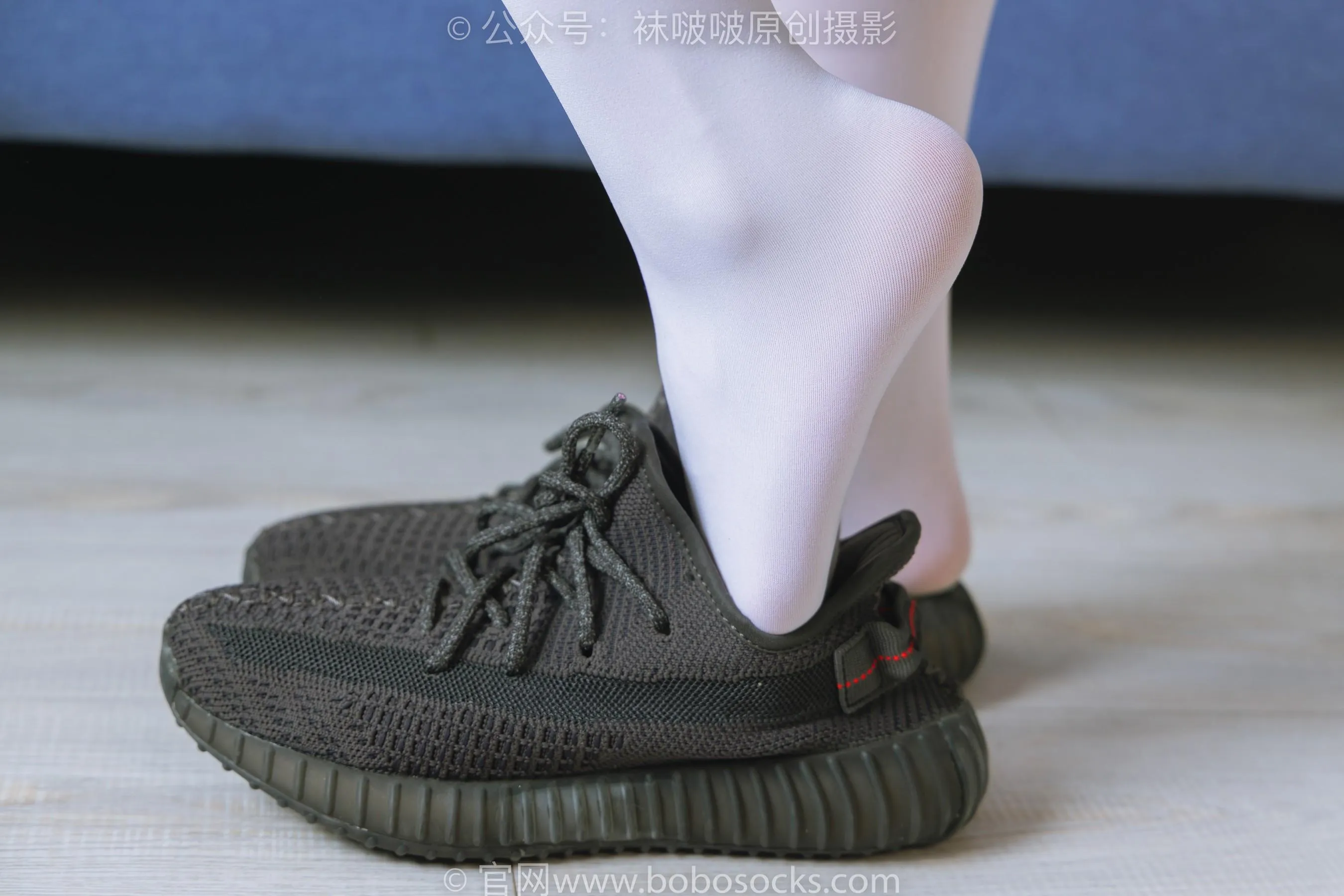 [BoBoSocks袜啵啵]NO.214 小沫-黑色运动鞋、厚白丝 [89P]插图1